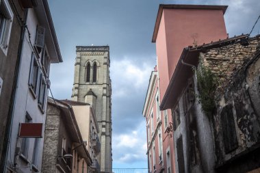 Eglise Saint Jean Baptiste Kilisesi Bourgoing Jallieu, Dauphine bölgesinde, Isere Kalkış, Fransa. Bu şehrin ana Katolik kilisesidir, 19. yüzyılda inşa edilmiştir.