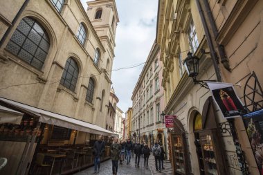 PRAG, CZECHIA - NOVEMBER 1, 2019: Narrow Caddesi, Karlova, Prag 'ın eski kentinde, ortaçağ binaları ile birlikte Stare Mesto olarak adlandırılır. Büyük bir turistik dönüm noktası.