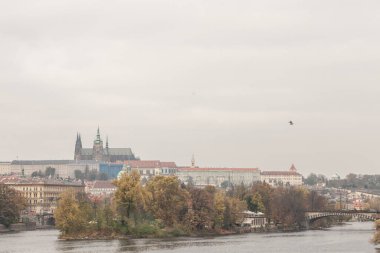 Çek Cumhuriyeti 'nin Prag şehrinin Panorama kentinde Vltava nehrinden görülen Charles bridge (Karluv Most) ve Prag Şatosu (Prazsky hrad) üzerinde duruldu. Şato kentin ana turistik simgesidir.