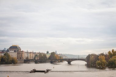 Çek Cumhuriyeti 'nin Prag kenti, Vltava nehrinden, Moldau olarak da adlandırılan Panorama' da, sonbaharda bulutlu bir günbatımında şehrin simgelerinden biri olan Most Legii ya da Legion Most üzerinde duruluyor.
