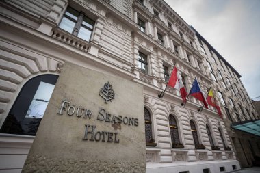 PRAG, CZECHIA - 3 Kasım 2019: 4 Mevsim logosu Prag 'daki ana otellerinde. Four Seasons, Kanada 'da lüks oteller işleten bir markadır.