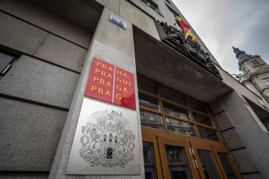 PRAG, CZECHIA - 1 Kasım 2019: Şehir merkezindeki belediye binasında sergilenen Prag şehrinin resmi logosuyla imzalayın. Prag Çek Cumhuriyeti 'nin başkenti ve turistik bir merkezdir.