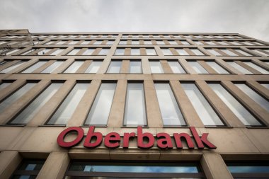 PRAG, CZECHIA - 4 Kasım 2019: Brno 'nun merkezindeki ana bankalarında Oberbank logosu. Oberbank, 3 Banken Grubu 'nun bir parçası olarak Orta Avrupa' da yatırım yapan bir Avusturya bankası.