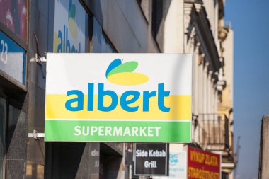 PRAG, CZECHIA - 31 Ekim 2019: Albert Supermarket logosu Prag 'daki yerel mağazalarının önünde. Ahold Delhaize 'in bir parçası olan Albert Supermarket, bir Çek perakende mağaza zinciri.