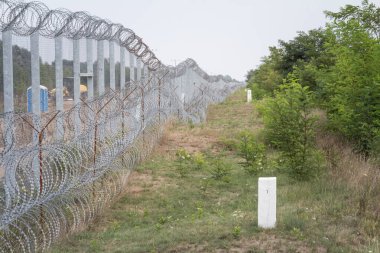 Sınır çizgisi ile Subotica (Sırbistan) & Kelebia (Macaristan) arasındaki sınır çiti. Bu sınır duvarı, Balkanlar 'daki mülteci krizi sırasında gelen mültecileri ve göçmenleri durdurmak için inşa edildi.