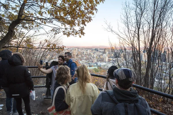 Montreal Noviembre 2018 Multitud Jóvenes Turistas Posando Tomando Selfies Con — Foto de Stock