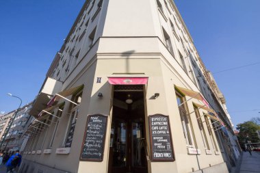 PRAG, CZECHIA - 31 Ekim 2019: Prag şehir merkezindeki Çek bakkal. Ayrıca Potraviny olarak da bilinir, bu bakkallar tipik içki, yiyecek ve ilk ihtiyaç duyulan ürünlerdir.