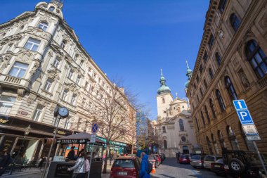 PRAG, CZECHIA - 31 Ekim 2019: Kostel Svaty Havel Kilisesi, eski Prag kentindeki Havelska caddesinde görülen bir Katolik kilisesi. Katolik bir kilisedir ve büyük bir simgedir.