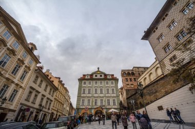 PRAG, CZECHIA - 2 NOVEMBER 2019: Prag Şatosu 'nda Hradcany Tepesi' nin yaya geçidi Nerudova caddesinde bir meydanda, insanlar ve dükkanlarla çevrili bir turist topluluğu
