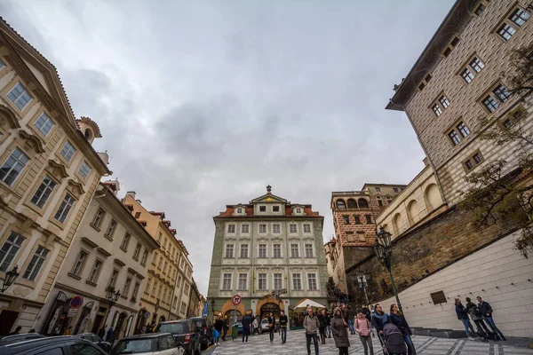 Prague Czechia Novembro 2019 Multidão Turistas Uma Praça Rua Nerudova — Fotografia de Stock