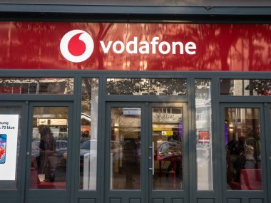 PRAG, CZECHIA - 31 Ekim 2019: Vodafone logosu Prag 'daki dükkanlarında. Vodafone, Çek Cumhuriyeti 'nin önde gelen telefon operatörlerinden biri..