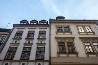 Şehrin en turistik bölgesinde, Prag, Çek Cumhuriyeti 'nin tarihi merkezi olan eski bir kasabanın caddesindeki eski bir apartman binasının tipik Ortaçağ cephesi
