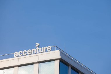 PRAG, CZECHIA - 31 Ekim 2019: Prag ofislerinin önündeki aksanlı logo. Accenture, İrlandalı profesyonel bir hizmet, işe alma, danışmanlık ve denetleme firmasıdır.