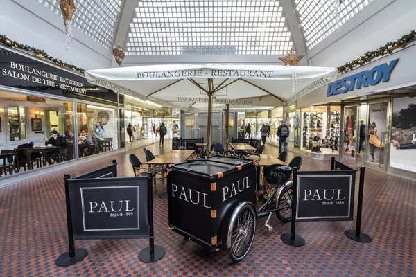 布拉格 Czechia 2019年10月31日 在布拉格市中心的一个露台上 Paul在当地面包店前的标志 Paul Boulangeries Paul Boulangeries 是一家法国连锁面包店和咖啡店 — 图库照片
