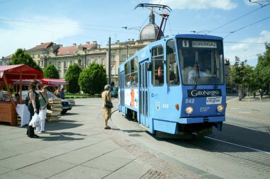 ZAGREB, CROATIA - 1 Haziran 2008: Zagreb Tramvay sistemine ait Tatra KT4 tramvayı, glavni kolodvor durağında, zagrebacki elektricni tramvayı olarak da bilinir.
