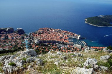 Hırvatistan 'ın eski Dubrovnik kenti, arka planda Adriyatik denizi ile yukarıdan görülüyor. Dubrovnik, Hırvat turizminin en önemli noktalarından biri.