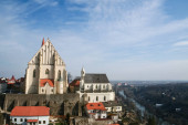 Panorama Znojma staré město v České republice, kostel sv. Mikuláše, Kostel sv. Mikuláše a staré středověké budovy s pozadím řeky Thaya. Je to památka jižní Moravy