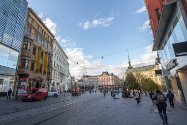 BRNO, CZECHIA - 5 Kasım 2019: Brno şehir merkezinin ana meydanı ve simgesi olan Namesti Svobody Meydanı Panoraması, güneşli bir öğleden sonra