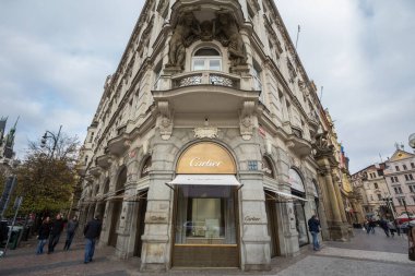 PRAG, CZECHIA - 1 Kasım 2019: Prag 'daki ana dükkanlarının Cartier logosu. Cartier, Fransız lüks mal holdingi.