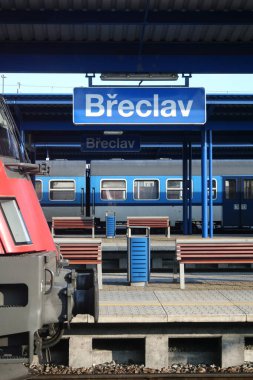 Yolcu treni ve lokomotifler, büyük bir demiryolu merkezi olan Avusturya, Slovakya ve Çek Cumhuriyeti arasındaki Breclav sınır tren istasyonunun platformlarında bekliyorlar.