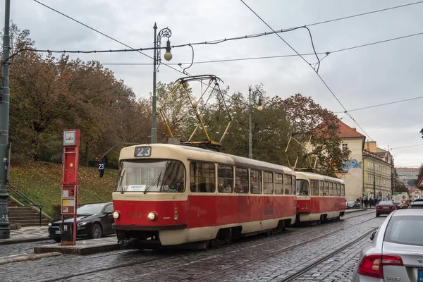 布拉格电车 Prague Czechia 2019年11月2日 布拉格电车 或称塔特拉河T3型电车 停在由Dpp管理的Zizkov区 是主要的公共交通网络 — 图库照片