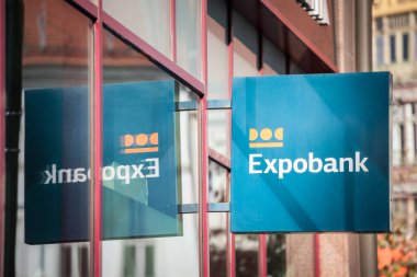 PRAG, CZECHIA - 31 Ekim 2019: Prag 'daki yerel ofislerinin önündeki Expobank logosu. Expobank, Çek Cumhuriyeti 'nin Doğu Avrupa' da faaliyet gösteren bir perakende bankası.
