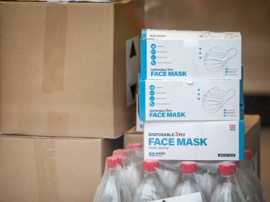 BELGRAD, SERBIA - 5 Mayıs 2020: Koronavirüs Covid 19 sağlık krizi sırasında bir eczanede satılmaya hazır tek kullanımlık yüz maskeleri kutuları