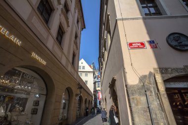 PRAG, CZECHIA - 31 Ekim 2019: Kozna Ulice, eski Prag şehrinin dar bir sokağı, Stare Mesto, ortaçağ binaları ve kaldırımlarıyla, tarihi merkezde