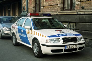 BUDAPEST, HUNGARY - 13 Haziran 2008: Macar polis kuvvetleri arabası Skoda tarafından yapıldı. Macar polisi Rendorseg olarak da bilinir ve içişleri bakanlığı tarafından kontrol edilir.