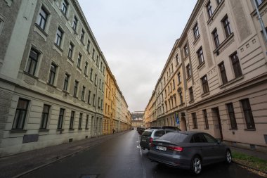 BRNO, CZECHIA - 5 Kasım 2019: Tipik Brno sokağı sonbaharda, bulutlu bir yağmurlu öğleden sonra, tipik Macaristan mimarisi ve konut binalarıyla