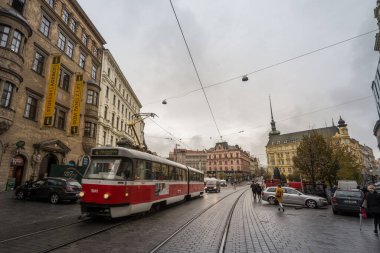 BRNO, CZECHIA - 5, 2019: Brno toplu taşımacılığından gelen Tatra tramvayı, yağmurlu bir öğleden sonra boyunca şehir merkezinde bulunan Svobody meydanında, şehrin önemli bir simgesidir.