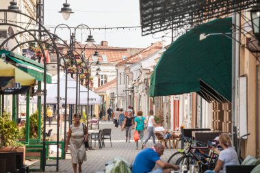 VALJEVO, SERBIA - 31 AĞUSTOS 2019: Knesa Milosa caddesi, şehrin ana yaya sokağı, insanların kafelerde oturduğu ve yürüdüğü bir Sırp kentidir.