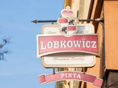 PRAG, CZECHIA - 31 Ekim 2019: Lobkowicz Pivo logosu Prag 'daki yerel bir perakende barının önünde. Lobkowicz bir Çek markasıdır ve ağırlıklı olarak soluk benekli bira üretir.