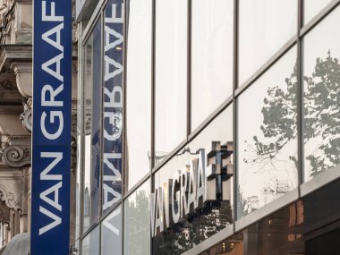 PRAG, CZECHIA - 31 Ekim 2019: Van Graaf logosu Prag için mağazalarının önünde. Peek & Cloppenburg, Alman moda perakendecisi.