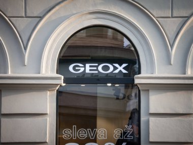 PRAG, CZECHIA - 31 Ekim 2019: Geox logosu Prag 'daki yerel mağazalarının önünde. Geox, su geçirmez ve solunabilir ayakkabı giyiminde uzmanlaşmış bir İtalyan ayakkabı üreticisi.