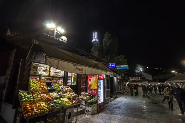 Sarajevo Bosnia April 2017 Вулиця Баскарія Району Вночі Акцентом Фрукти — стокове фото