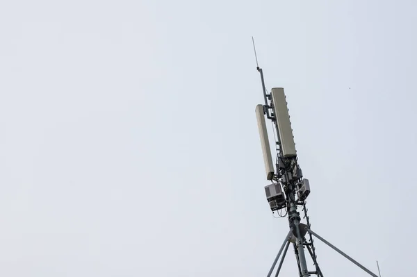 Mobilfunk Basisstation Ausgestattet Mit Und Antenne Der Spitze Eines Europäischen — Stockfoto