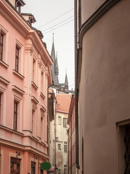 Узкая Улица Средневековыми Зданиями Булыжниками Старом Городе Праги Называемая Старый — стоковое фото