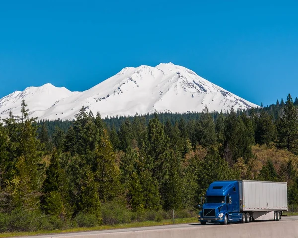Denver, Colorado, USA 15 / 04 / 17 Volvo Semi Truck in montagna giù per la collina Foto Stock Royalty Free