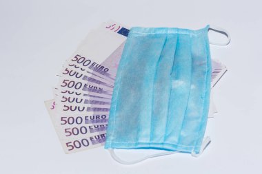 Koruyucu tıbbi maske ve beyaz arka planda Avro banknotları. Pahalı tıp konsepti.