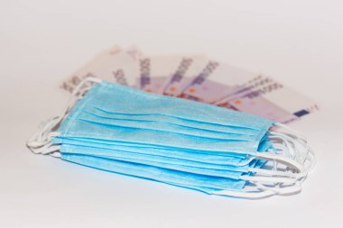 Koruyucu tıbbi maske ve euro faturaları. Pahalı tıp konsepti.