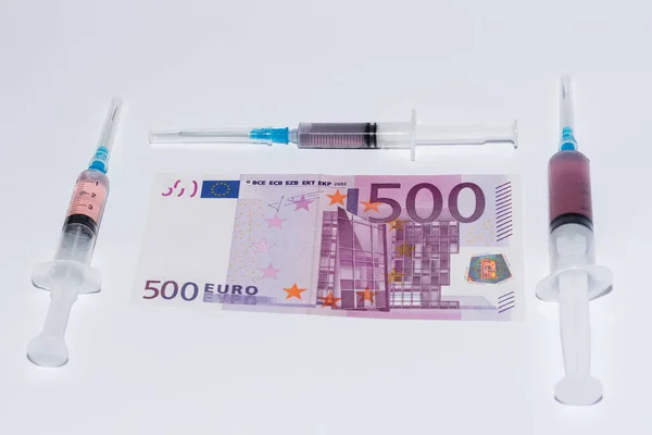 Syringe vaccine and euro bills. Expensive medicine concept. — Stockfoto