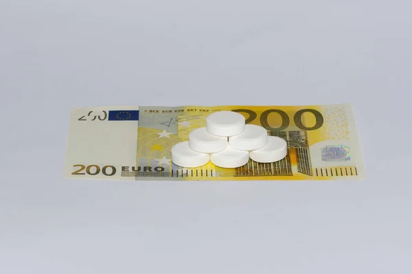 Таблетки и евро. Дорогостоящая медицина . — стоковое фото