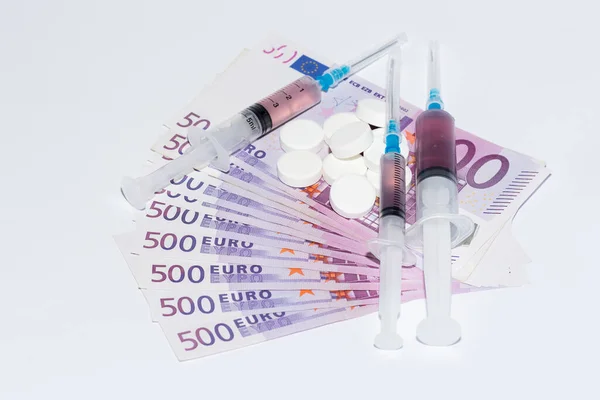 Таблетки Шприц Вакцины Евро Счета Белом Фоне Дорогостоящая Медицина — стоковое фото