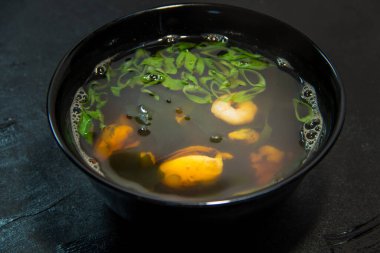 Japon, Tayland ya da Çin yemeği. Çorba. Erişte. Karides