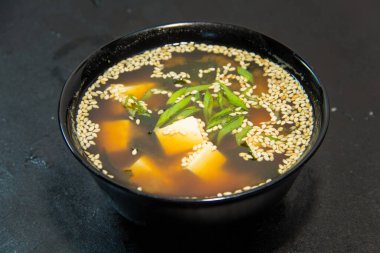 Japon, Kore, Tayland ya da Çin yemeği. Çorba. Erişte. Karides