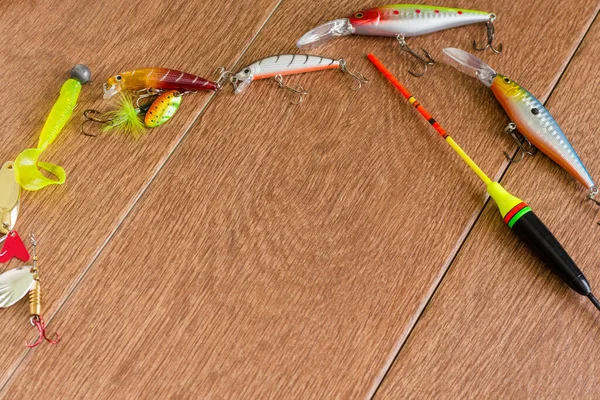 Çerçeve balıkçılık malzemesi - balık tutma, kanca ve yem hafif ahşap arka planda