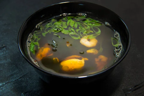 Japon, Tayland ya da Çin yemeği. Çorba. Erişte. Karides