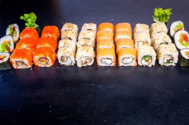 Krem peynirli suşi ve rulo, Japon yemeği.