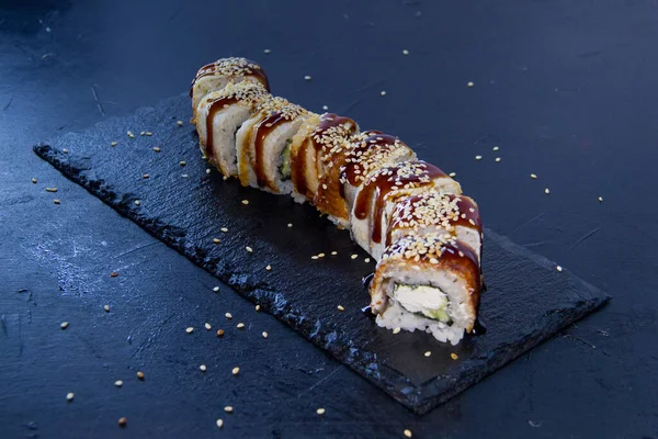 Krem peynirli suşi, susamlı. Suşi menüsü. Japon yemeği.